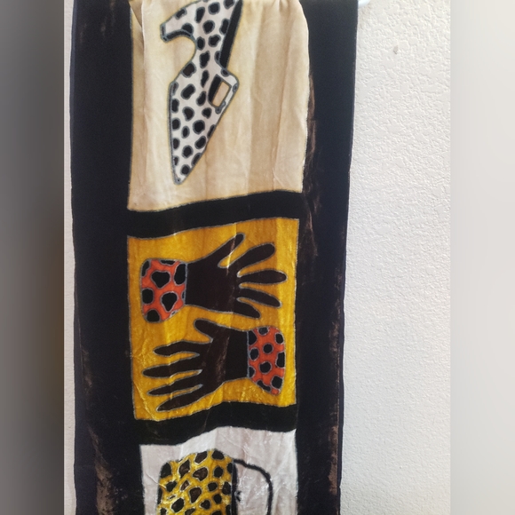 RED FISH DESIGN HAND PAINTED VELVET SCARF NWT Shoe pattern - Picture 2 of 8